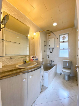 浴室設有通風窗戶，可引入鮮風兼擺酒濕氣。