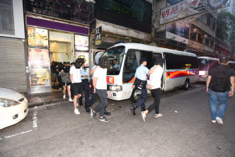 警方在尖沙嘴厚福街拘捕多人。