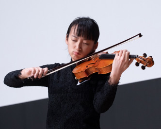 年仅18岁的视障小提琴手丁怡杰，目前正在香港演艺学院主修小提琴。