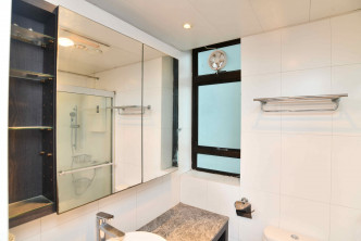 浴室保养簇新，并设有大镜柜。