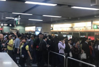 有網民表示，香港站月台人山人海。突發事故報料區Cheung Wai‎ 圖片