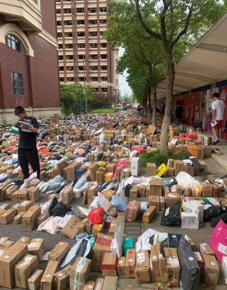 包裹塞路的奇景出現在上海建橋學院。互聯網圖片