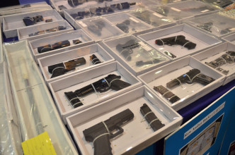 有組織罪案及三合會調查科搗破一個跨境販運仿製槍械集團，撿獲28把高性能仿製槍械。林思明攝