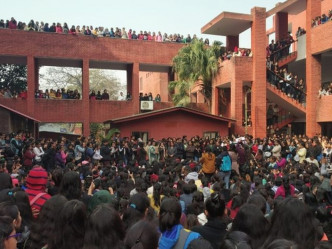 印度逾百人聚集校園抗議校方若不徹查千名男子闖女校性騷擾女生事件，不排除罷課到底。(網圖)