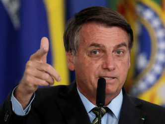 巴西總統博爾索納羅主張繼續每月派錢至今年年底。AP相片