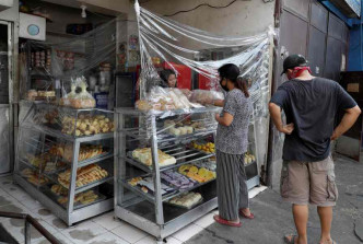 马尼拉和吕宋岛规定每天每户只准1人出门购买食物。AP
