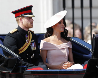 梅根穿一袭粉红裙哈里王子乘坐马车到达白金汉宫。AP