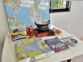 警方检获怀疑属于非法入境者的物品，包括帐幕、衣物及煮食工具等。