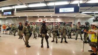 大批防暴警察在沙田站戒备