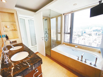 浴室備雙洗面盆，並有浴缸及獨立淋浴間，迎合不同所需。
