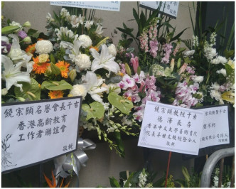 殯儀館外已排滿各方送來的悼念花籃。