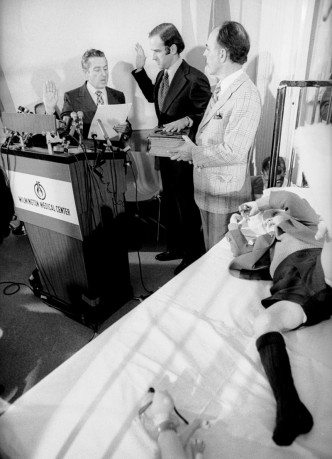 拜登1972年在儿子博的病牀边宣誓就职。