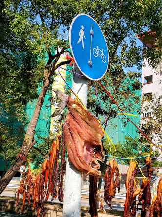 街坊将腊味挂于路牌。香港行山远足之友FB图片
