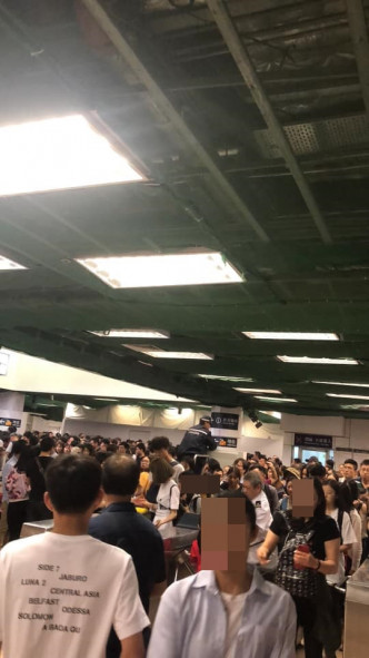 在羅湖車站的出口亦人頭湧湧。網民Wai Fung圖片