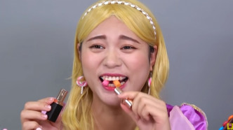 《DORA도나 》YouTuber 以夸张的表情和口吻来吃零食。网上影片截图。
