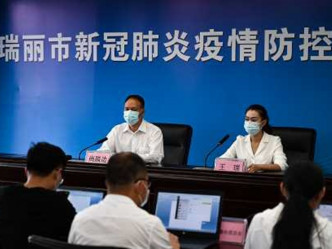 瑞麗市疫情防控指揮部表示，超市、農貿市場、醫院和藥店外，其他經營場所一律停業。新華社圖片