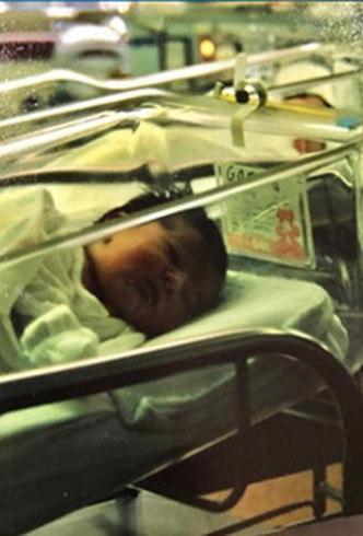 育嬰室的照片背景有個嬰兒可能就是拜羅斯。網圖