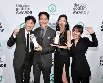 （左起）导演黄东赫、李政宰及郑浩妍到美国出席《葛咸奖》。