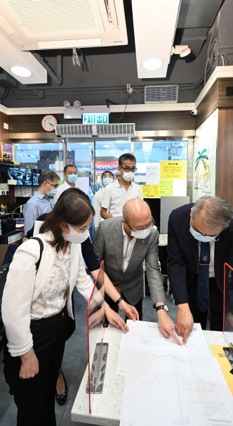 源栢梁（右一）、萧一鸣（左二）和黄淑娴（左一）到访一糖水店。政府新闻处图片