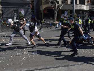 澳洲悉尼及墨爾本有市民上街抗議封城，引發警民衝突。AP相片