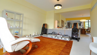 偏廳放有多件專業音響設備，營造最佳的聽音環境。