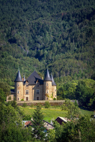 法國一座位於高山上的古堡最近進行大裝修。網圖