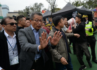 陈茂波到维园多个摊位参观期间遇示威。