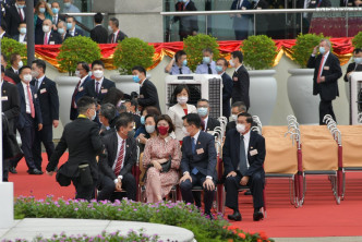 林郑月娥及政府官员出席国庆升旗仪式。