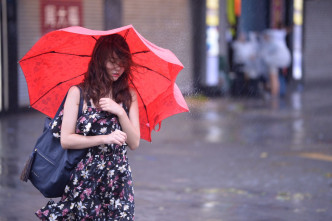 與熱帶低氣壓相關的雨帶會在未來一兩日間中為本港帶來大驟雨及狂風。