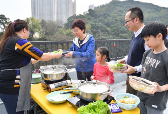 林郑月娥到访「深井光屋」与数十名住户在天台吃开年饭。政府新闻处