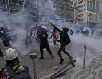 警方多次发射催泪弹及橡胶子弹驱散示威者