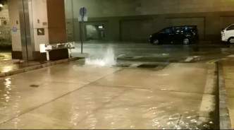 中环交易广场水浸情况。网上影片截图