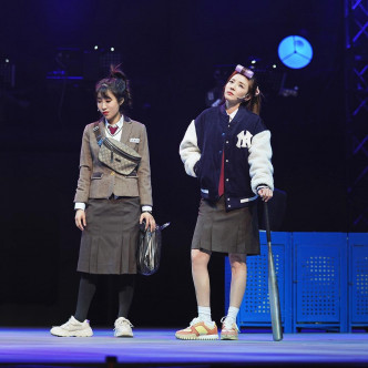 Dara演出的即场情景剧，把现实带到舞台上。