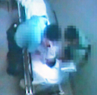 北区医院有警员涉嫌虐打疑犯。林卓廷提供影片截图