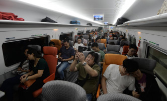 有職員透露，今早南下本港的旅客及班次比以往多，班班都爆滿。