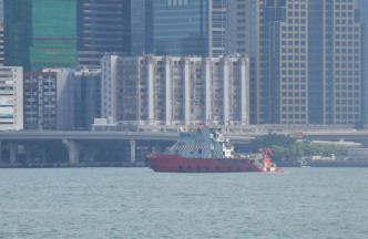 水警将女子遗体送回岸上。杨永亨摄