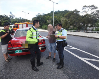 的士司机向警员讲述事件经过。