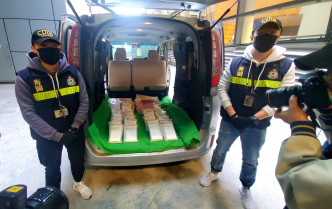 海關在行李檢市值3000萬元可卡因。