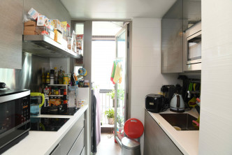 厨房设有工作平台，可在此放置清洁用品。