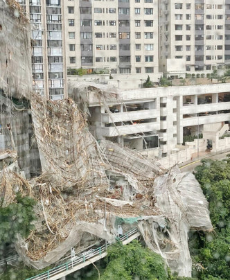 乐活道有大幅外墙棚架倒塌。 香港突发事故报料区fb图