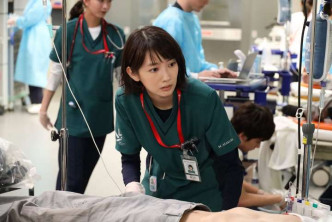 波瑠新入职就当上夜更医生，更有3人因工业意外重伤被送到医院。