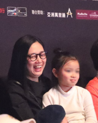 18年华仔开演唱会，太太朱丽倩带女儿刘向蕙现身支持爸爸。