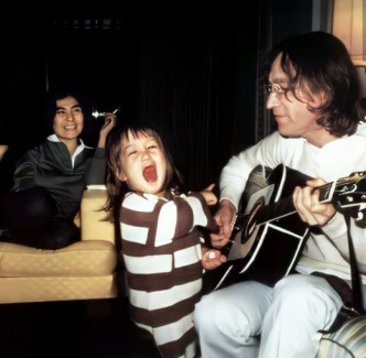Sean Ono Lennon陪爸爸彈結他。