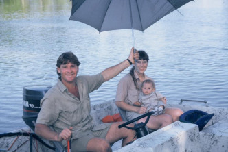Bindi與父親節貼出童年與爸爸Steve Irwin及媽咪的合照。