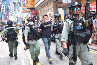 尹兆坚被警方制服带走。