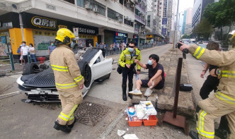 救护员到场后，在柯士甸道近广东道为伤者治理。