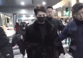 韓國男團GOT7昨日抵達青島機場，即被大批粉絲包圍，場面混亂！