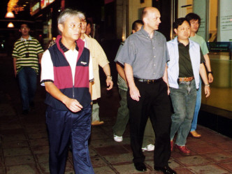 邬达士（右三）03年任油尖警区指挥官时亲自带队查牌。资料图片