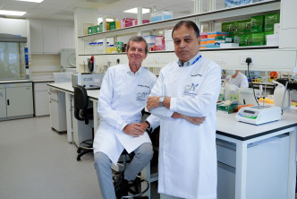 免疫与感染研究中心 （c2i）联席董事总经理Roberto Bruzzone 教授及董事总经理裴伟士教授。港大提供
