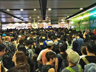 香港站往中環站方向水洩不通。網民Billy Leung‎圖片